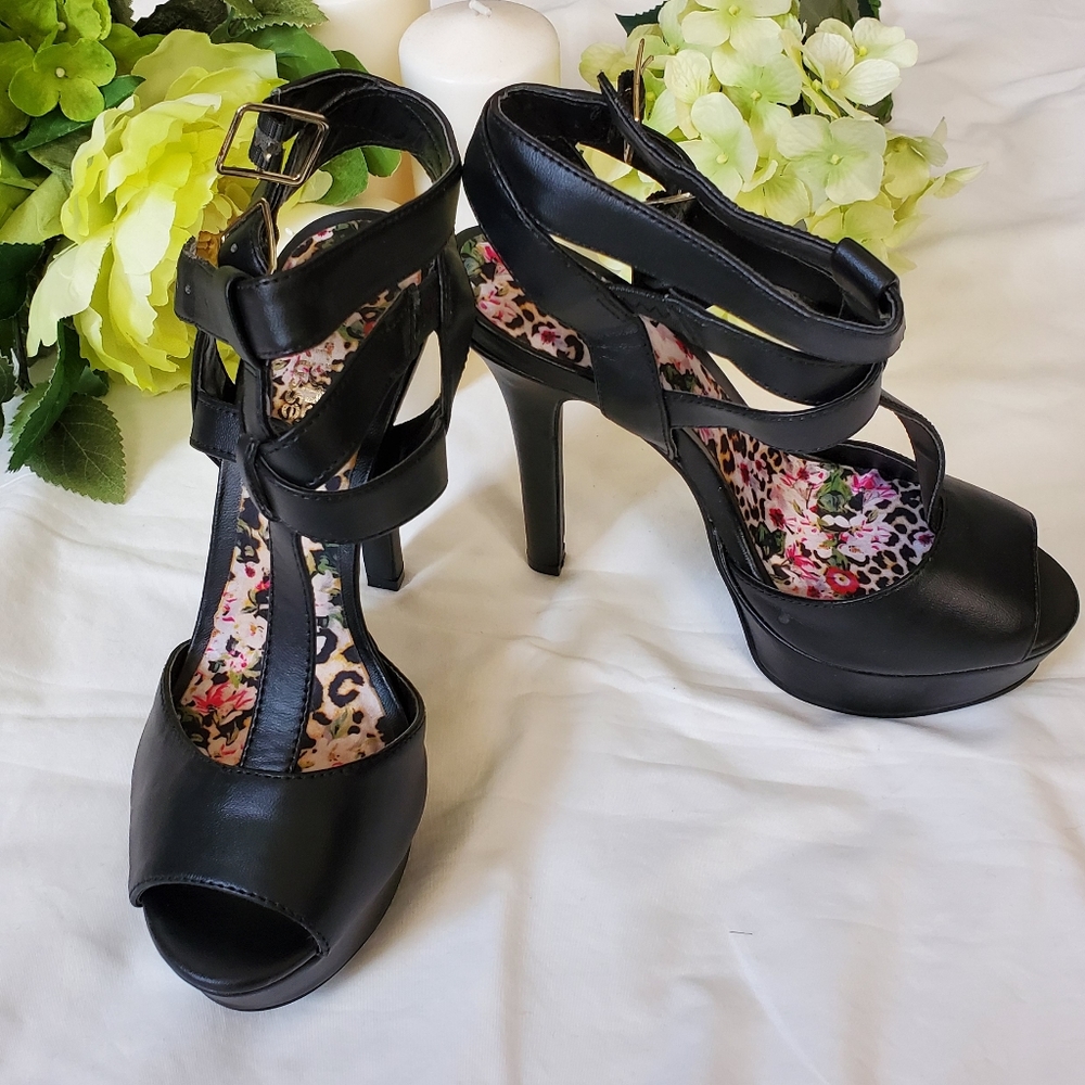 Charlotte Russe. Size 6. Black